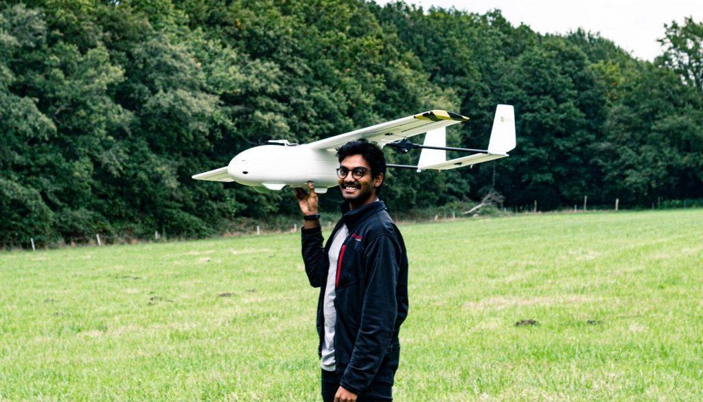 Aabharan Hemanth met de drone die zaterdag over de Herenboerderij vliegt
